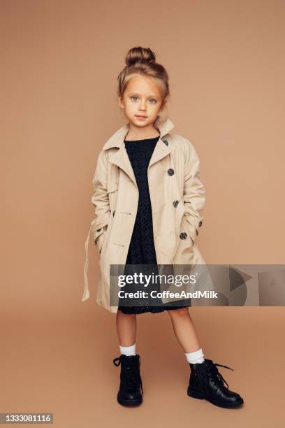 studio portrait of a cute girl - kids fashion stockfoto's en -beelden