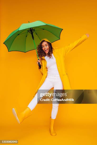 chica con paraguas verde - woman boots fotografías e imágenes de stock