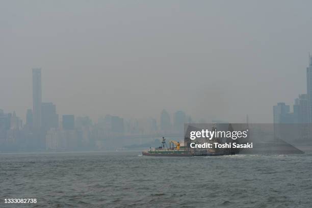 western united state wildfire smoke reached to nyc - ferry pollution stockfoto's en -beelden