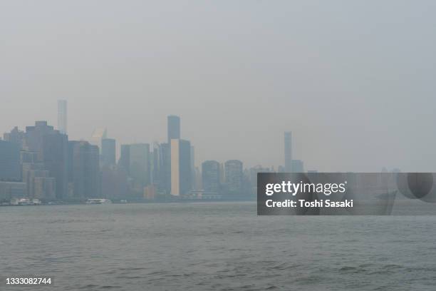 western united state wildfire smoke reached to nyc - ferry pollution stockfoto's en -beelden