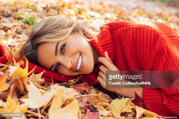 beautiful woman lying on leaves - beautiful woman autumn stock pictures, royalty-free photos & images