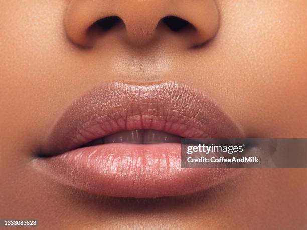 teil des gesichts der frau. lippen und nase der frau. weiche haut - human lips stock-fotos und bilder