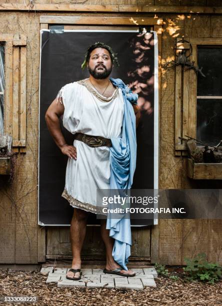 bts porträt eines reifen schauspielers vor hintergrund - toga stock-fotos und bilder