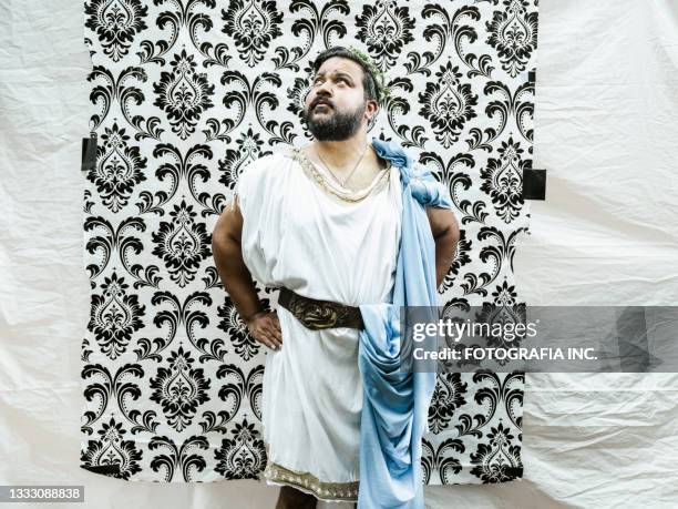 bts retrato de actor maduro contra telón de fondo - toga costumes fotografías e imágenes de stock