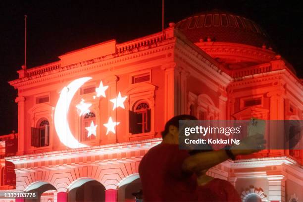 national day at national gallery of singapore - singapore national flag stock pictures, royalty-free photos & images