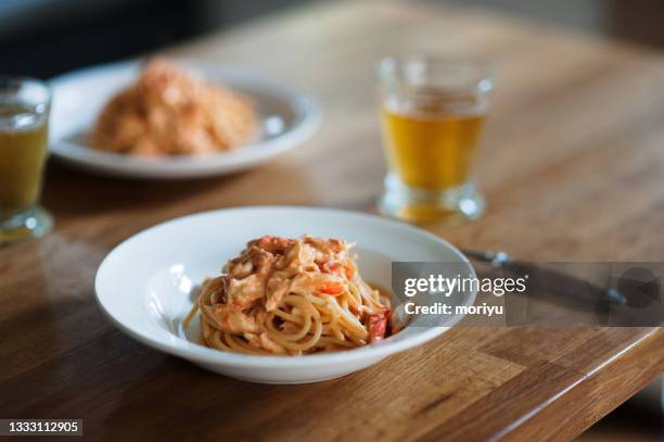 tomato cream pasta with king crab - crab fotografías e imágenes de stock
