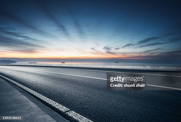 coastal road at night - straßenverkehr stock-fotos und bilder