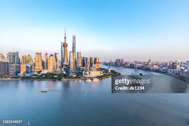 skyline von shanghai bei sonnenuntergang - huangpu fluss stock-fotos und bilder