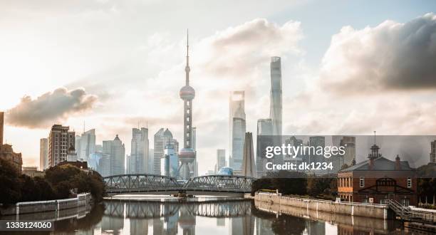 shanghai sonnenaufgang - shanghai tower schanghai stock-fotos und bilder