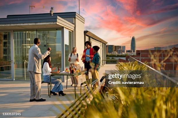 büroangestellte genießen getränke und snacks auf der dachterrasse - dachterrasse stock-fotos und bilder