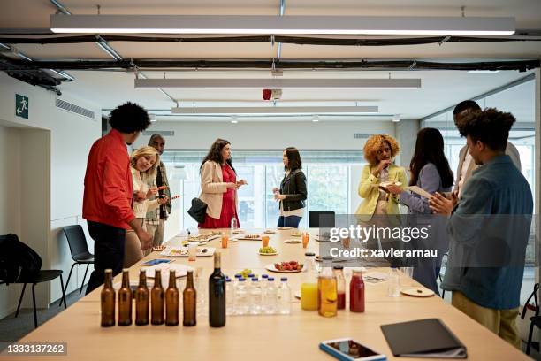 equipo diverso socializando después de la reunión de marketing de bienes raíces - visita de inmuebles en venta fotografías e imágenes de stock