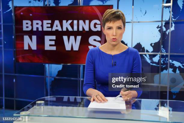 breaking news weibliche moderatorin - moderatorin stock-fotos und bilder