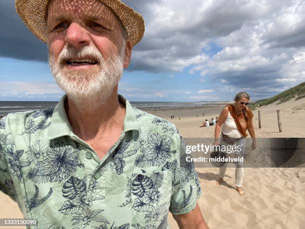 couple at the dutch coast - couple dunes stockfoto's en -beelden