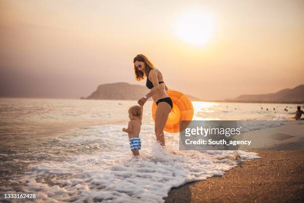 ビーチで母と息子 - アンタルヤ県 ストックフォトと画像