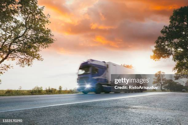 transport routier sur une autoroute britannique en mouvement - lorry uk photos et images de collection