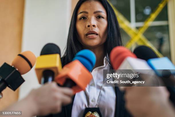 female police chief talking to reporters - chefe da polícia imagens e fotografias de stock