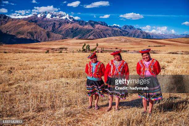 femmes péruviennes en vêtements nationaux traversant le champ, la vallée sacrée - femme perou photos et images de collection
