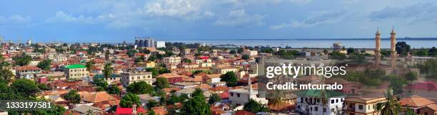 panorama urbano de banjul - capital de gâmbia e estuário do rio gâmbia - banjul - fotografias e filmes do acervo