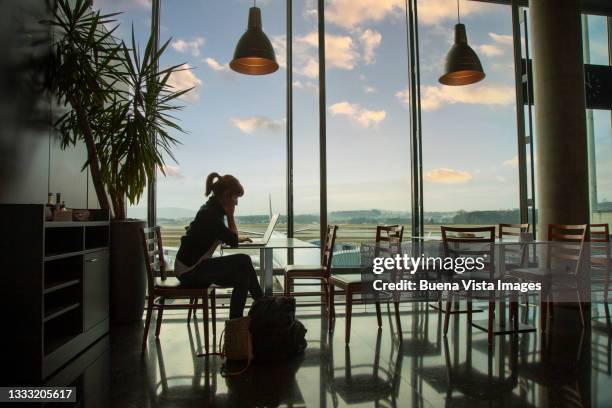 woman in an airport's departure hall - schweiz business stock-fotos und bilder