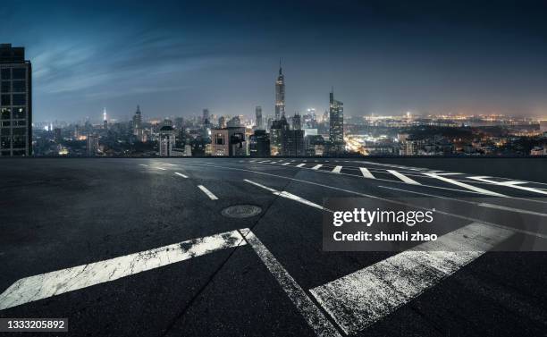 city street at night - empty road stockfoto's en -beelden