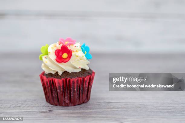 delicious cupcakes with berries - muffin stockfoto's en -beelden
