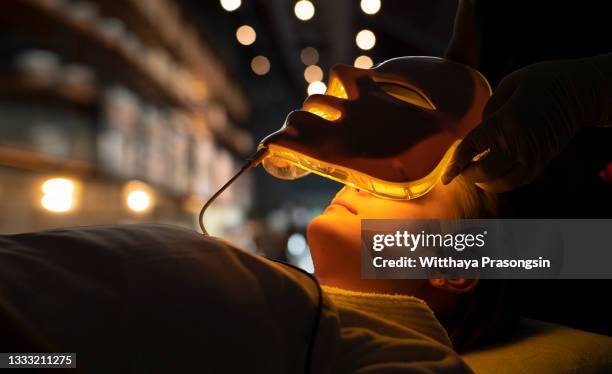 Diode Mask Diode Light Therapy Photos and Premium High Res Pictures - Getty Images