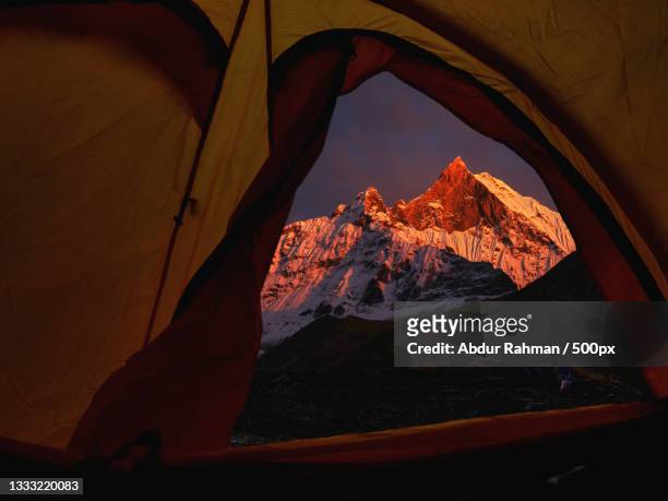scenic view of mountains seen through cave,machhapuchhare,machhapuchchhre,nepal - annapurna conservation area fotografías e imágenes de stock