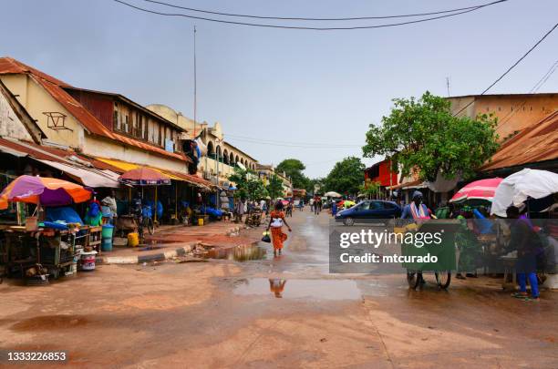 banjul stadtzentrum, liberation avenue mit dem royal albert market, banjul, gambia - banjul stock-fotos und bilder