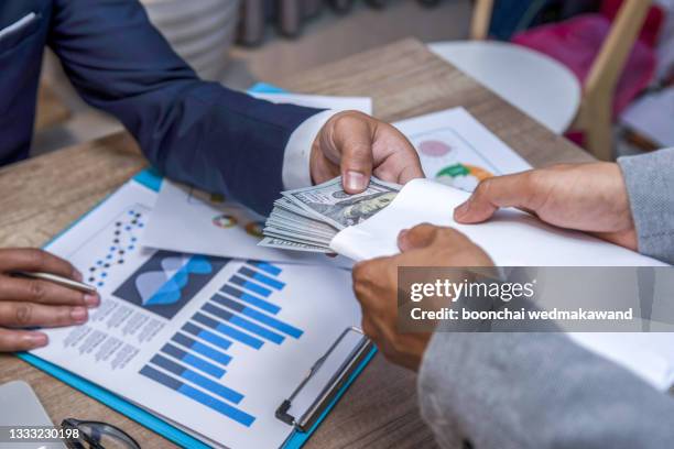 businessman refusing money - anti bribery and corruption concepts,business corruption concept - anti corruption - fotografias e filmes do acervo