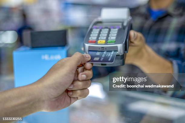 swipe a credit card to buy products online - smart card stock pictures, royalty-free photos & images