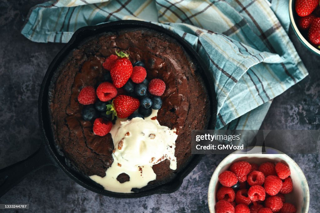 Brownies de chocolate de hierro fundido con bayas y helados