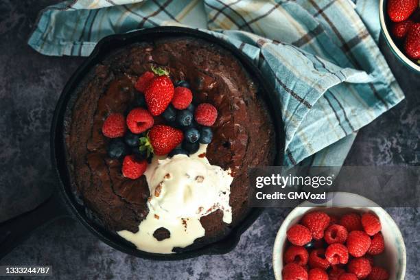 cast iron chocolate brownies with berries and ice cream - chocolate pie stockfoto's en -beelden