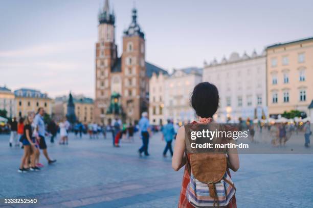 viajero solitario explorando europa - krakow fotografías e imágenes de stock