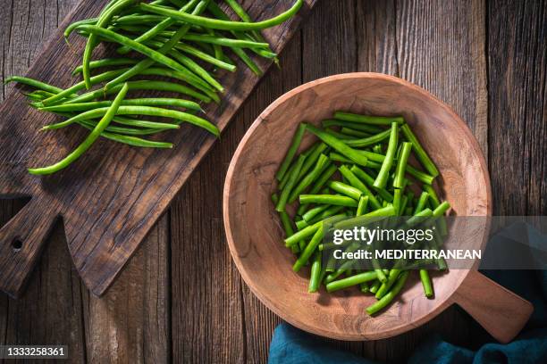 green beans cut on rustic wood table board - feijão catarino imagens e fotografias de stock