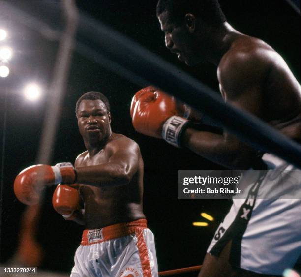 Larry Holmes battles Michael Spinks during World Championship Fight, September 21, 1985 in Las Vegas, Nevada.
