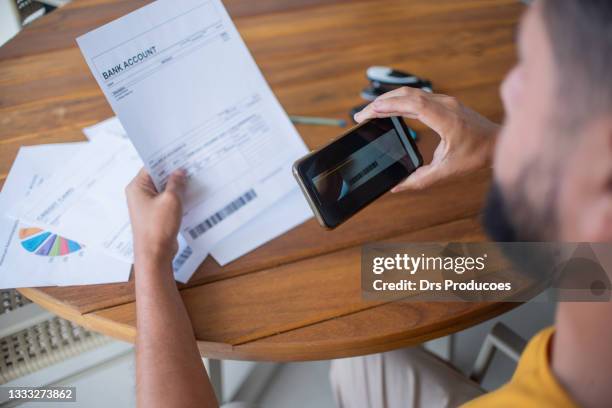 mann bezahlt rechnungen per telefon - barcode stock-fotos und bilder