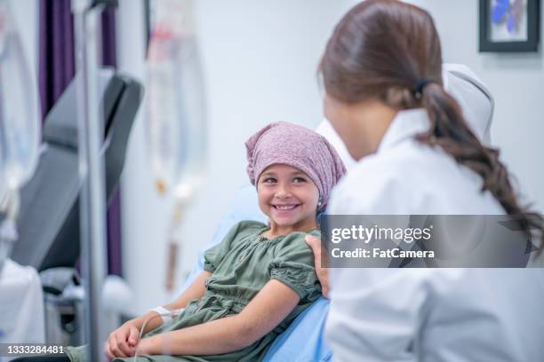 jovem paciente com câncer - chemotherapy drug - fotografias e filmes do acervo