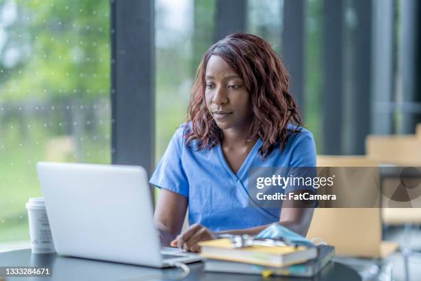 estudiante de medicina estudiando - educación postsecundaria fotografías e imágenes de stock