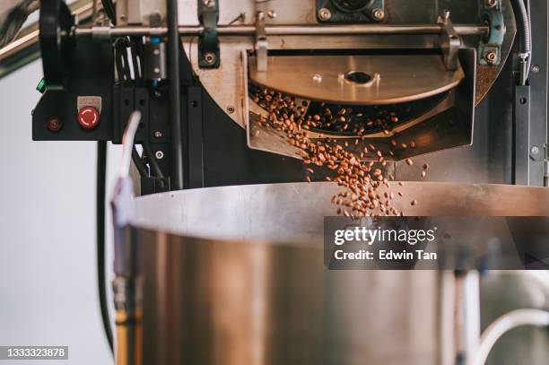 冷却プレートに流れ込むコーヒーロースターマシン脱石焙煎コーヒー豆 - 焙煎 ストックフォトと画像