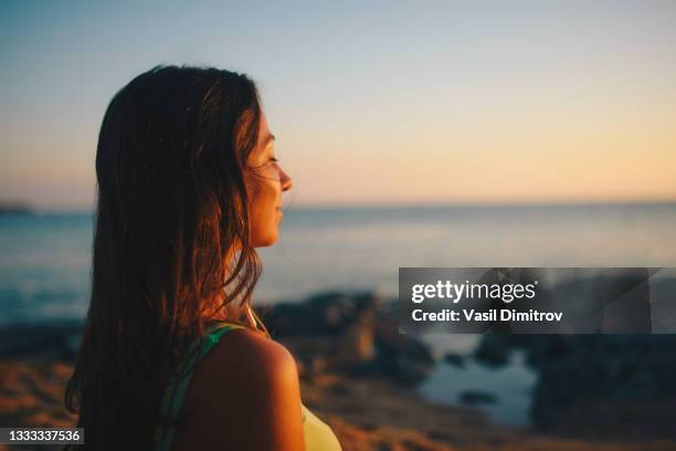 breathe in, breathe out. - devoto imagens e fotografias de stock