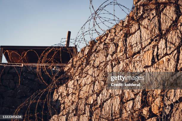 stone wall and barbed wire - 1973 - fotografias e filmes do acervo