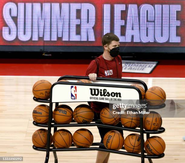 Nba Racks Basketball Ball Rack Photos and Premium High Res Pictures - Getty Images
