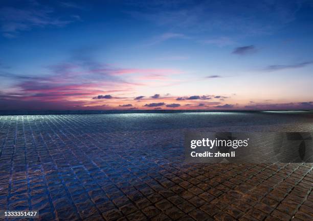 empty ground against cloud sky at night - asphalt textur ohne personen stock-fotos und bilder