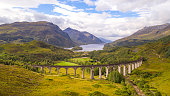 Glenfinnan Viaduct mit der West Highland Line in Glenfinnan in Schottland