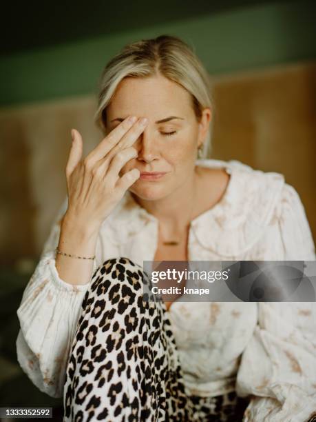 frau, die das klopfen meditation selbst pflegt - tapping stock-fotos und bilder