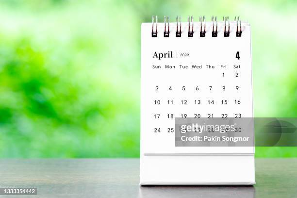 calendar desk 2022 april month for organizer to plan and reminder on wooden table with nature background. - week one foto e immagini stock