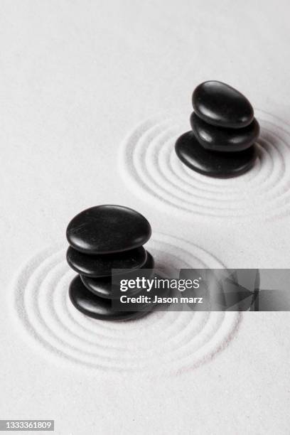 pebbles and sand - budismo fotografías e imágenes de stock