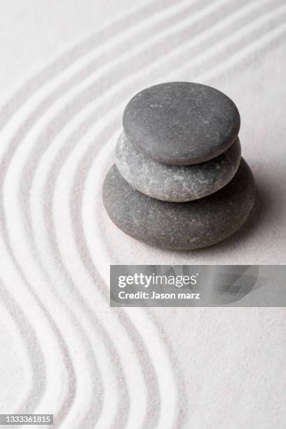 pebbles and sand - budismo fotografías e imágenes de stock