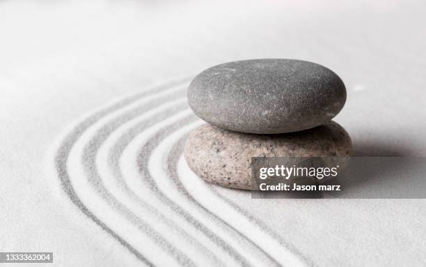 pebbles and sand - budismo fotografías e imágenes de stock