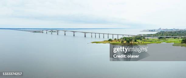 ponte di ölandsbron visto dal lato di kalmar - kalmar foto e immagini stock